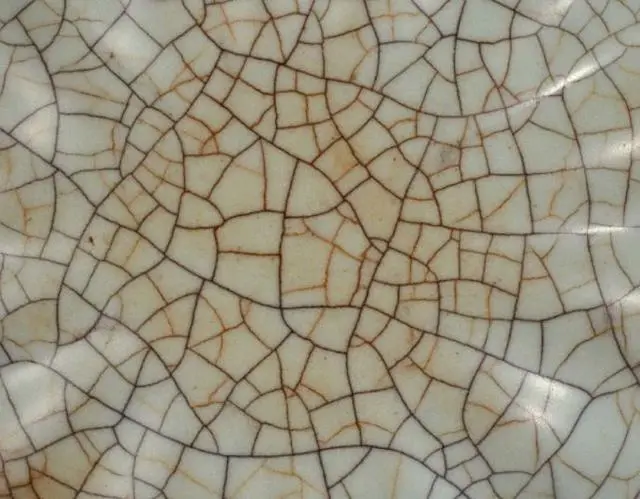 Ge ware — gold-wire and iron-wire double crackle glaze, Song Dynasty
